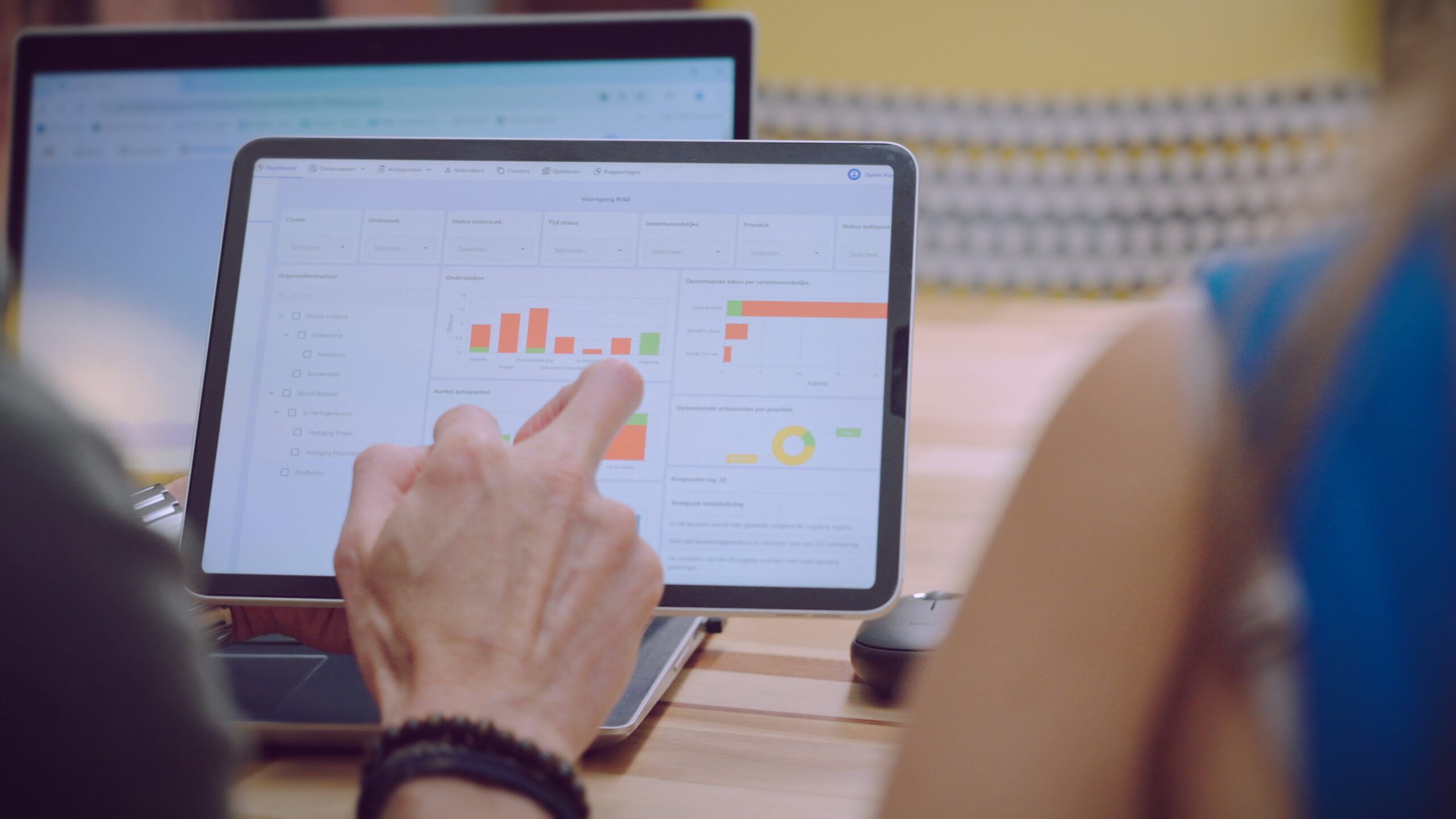 KMO Solutions consultent uitleg PRIO klant close up