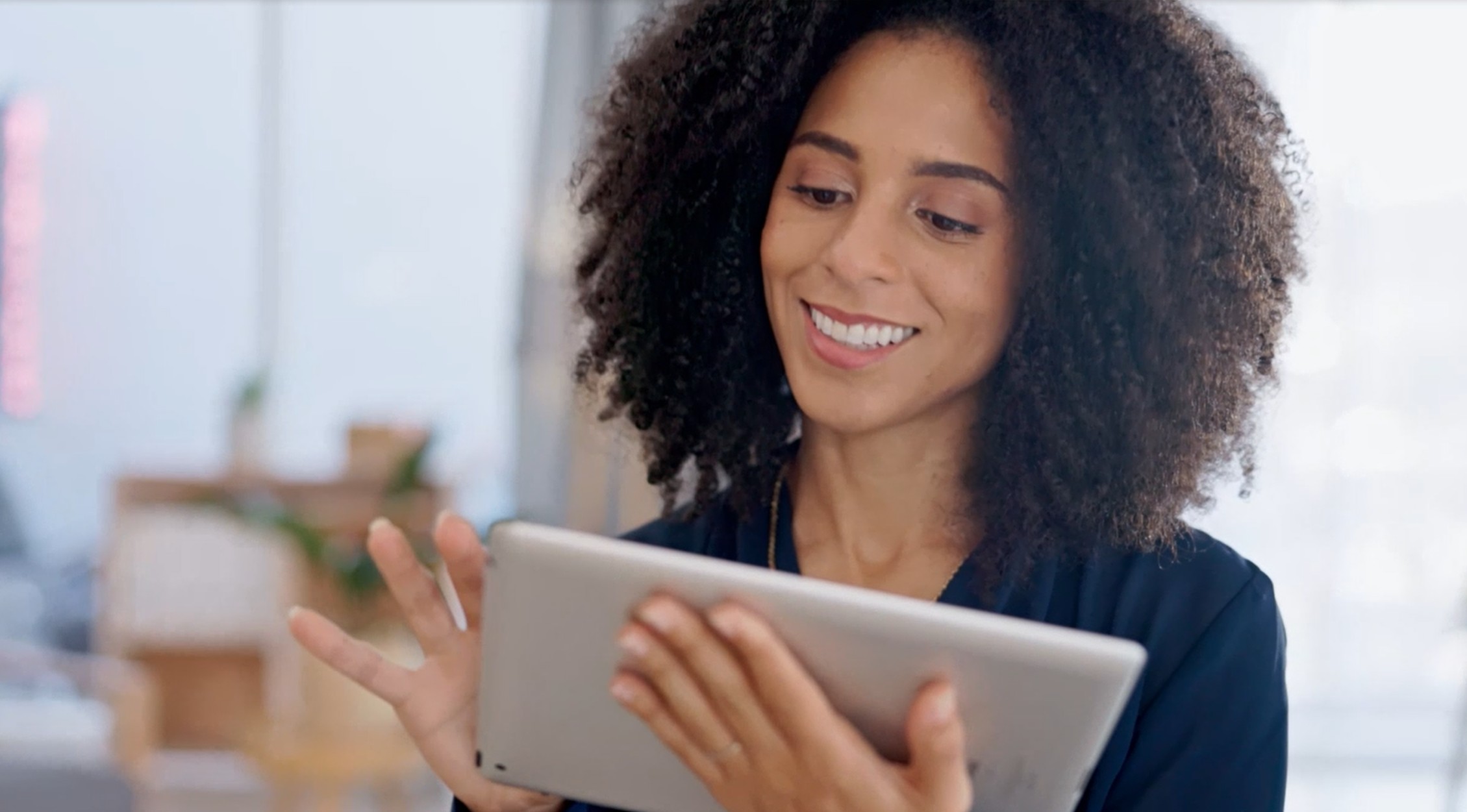 Foto video vrouw gebruikt prio tablet